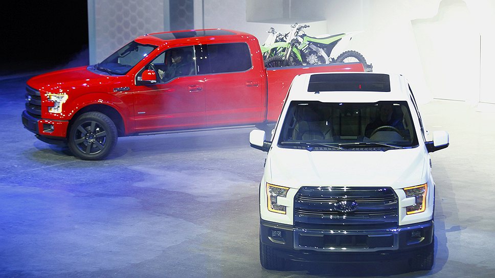 Любимец американской публики Ford F-150 серьезно обновился. Он получил усиленную стальную раму и алюминиевый кузов, став легче своего предшественника на 317 кг. Кроме того, серьезно изменился дизайн. В качестве опции доступны новые светодиодные фары и новый двигатель V6