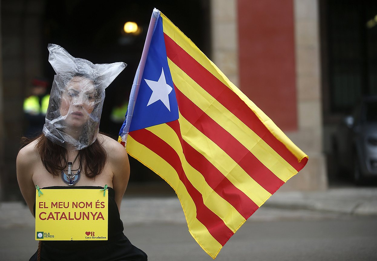 Сторонница независимости Каталонии во время акции у здания регионального парламента в Барселоне
