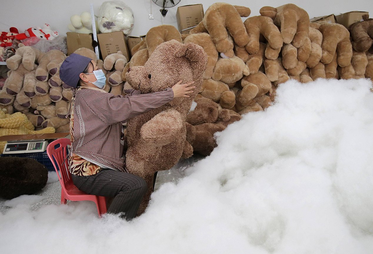 Китайский рабочий набивает игрушечных медведей на фабрике в Ухане, провинция Хубэй