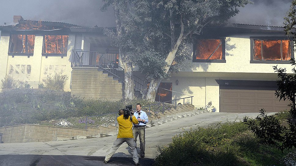 Телевизионная группа у горящего дома в Калифорнии во время лесных пожаров
