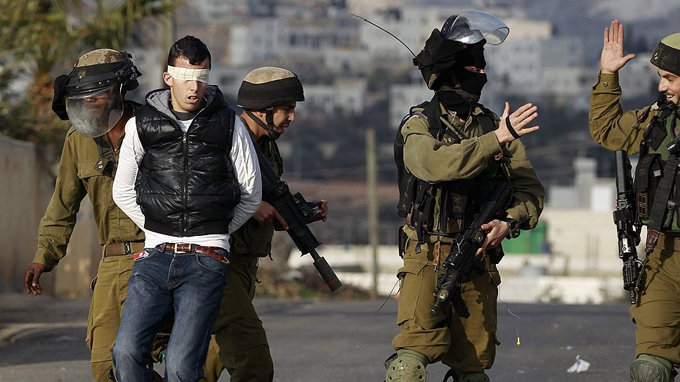 Арест палестинца во время столкновений с израильскими военными в поселении Силвад недалеко от Рамаллы на Западном берегу реки Иордан