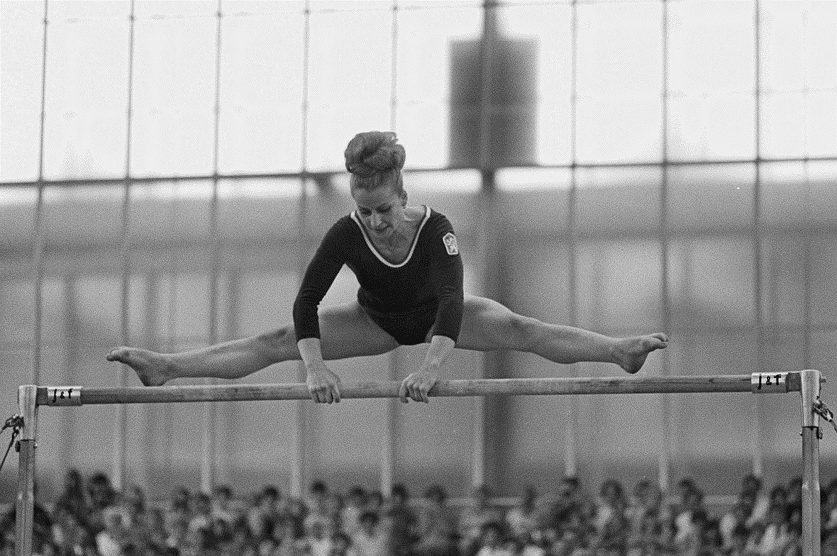 1968 год. Еще одним происшествием на Играх в Мехико стал политический протест абсолютной чемпионки Олимпиад 1964-го и 1968-го годов знаменитой чехословацкой гимнастки Веры Чаславской. На церемонии награждения во время исполнения государственного гимна Советского Союза она опустила голову и отвернулась