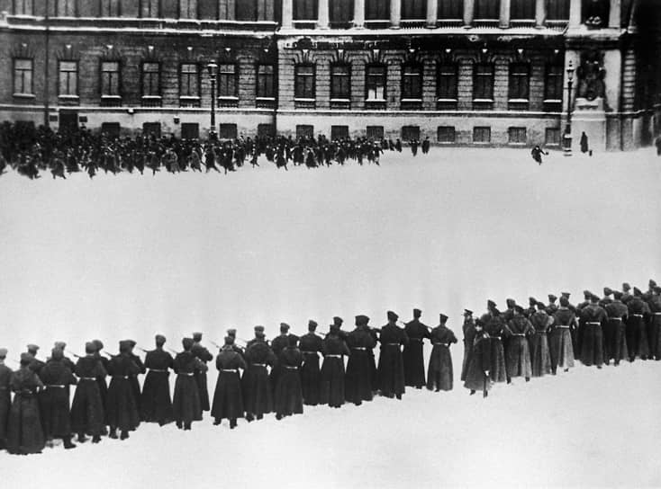 1905 год. В Петербурге расстреляна мирная демонстрация рабочих во главе со священником Георгием Гапоном. Эти события стали прологом революции 1905 года и вошли в историю как «Кровавое воскресенье»