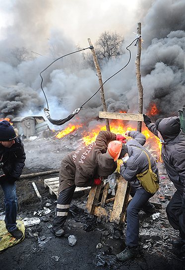 Протестующие и силовики по просьбе лидера оппозиционной партии УДАР Виталия Кличко договорились о «часе тишины» на период до 20:00 (22:00 мск) четверга, когда, по словам политика, он вновь придет к ним и отчитается о результатах переговоров лидеров оппозиции с президентом Украины Виктором Януковичем