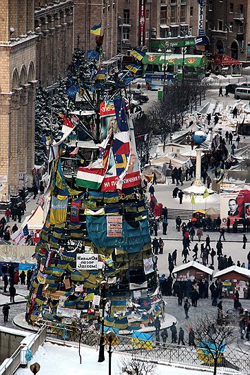 На Майдане периодически проходят тренировки в разных углах у зданий. Парни тренируются, чтобы дать отпор &quot;Беркуту&quot; в случае штурма. Обычно собирается человек 20-30, они становятся друг напротив друга, имитируя противника