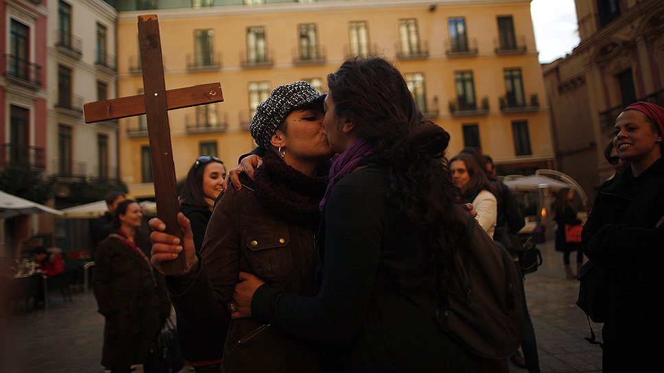 Активисты ЛГБТ-сообщества целуются у кафедрального собора в Малаге в знак протеста против гомофобных заявлений нового кардинала Испании Фернандо Себастьяна Агилара