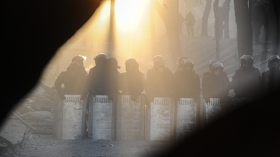 После «дня тишины», когда противоборствующие стороны ждали истечения однодневного ультиматума, который лидеры оппозиции выдвинули президенту Виктору Януковичу для начала удовлетворения их требований, и подсчитывали потери, в Киеве продолжаются беспорядки