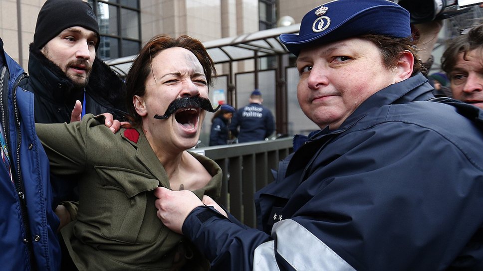 Задержание активистки движения FEMEN у здания Совета Евросоюза в Брюсселе