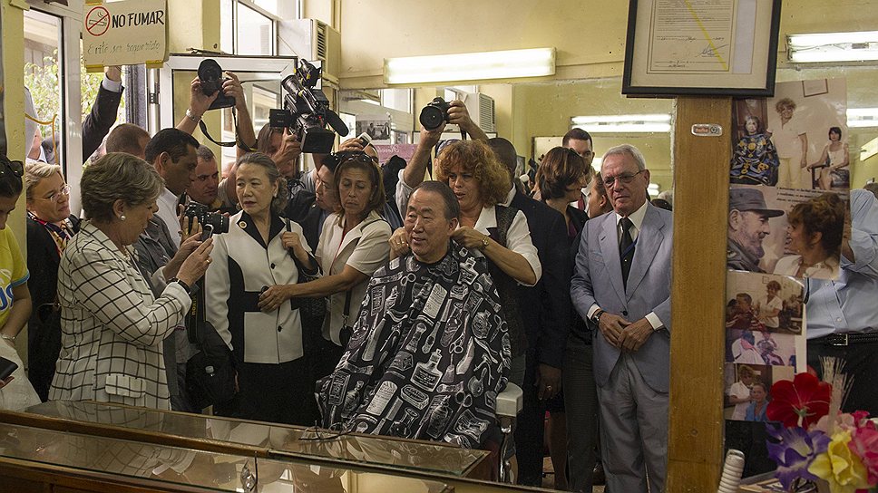 Генеральный секретарь ООН Пан Ги Мун в парикмахерском салоне в Гаване