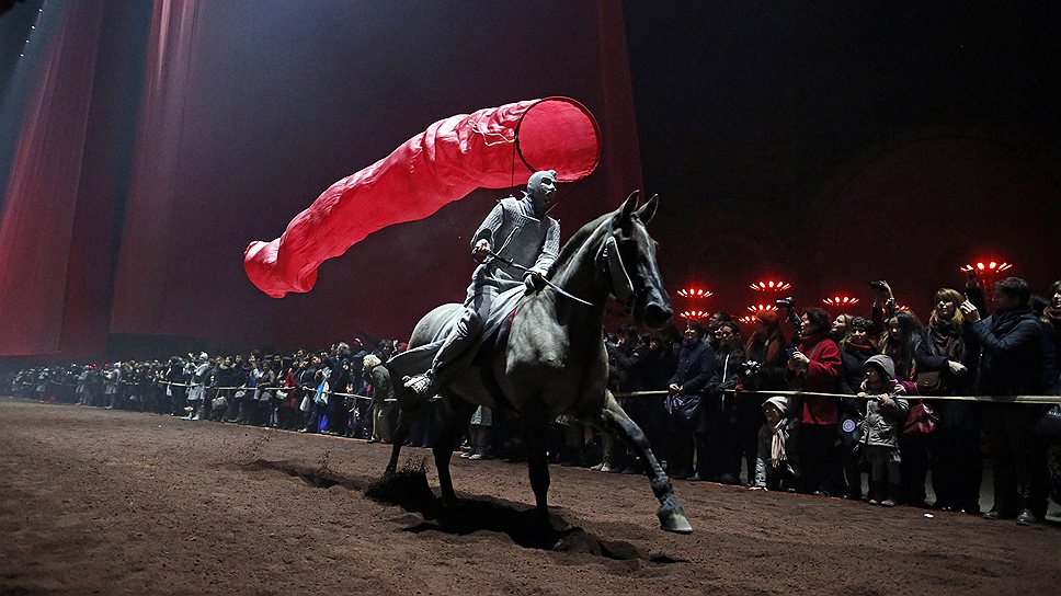 Конное шоу во время празднования &quot;Ночи Китая&quot; в Париже