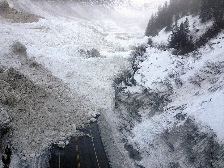 Последствия схода лавины на шоссе на Аляске