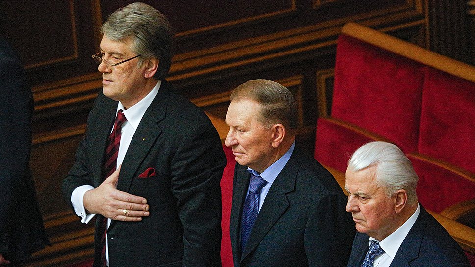 Бывшие президенты Украины Виктор Ющенко, Леонид Кучма и Леонид Кравчук во время внеочередного заседания Верховной рады Украины