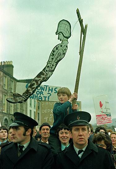 1972 год. Кровавое воскресенье: в североирландском городе Дерри солдаты расстреляли демонстрацию местных жителей, пришедших на марш Ассоциации в защиту гражданских прав Северной Ирландии. Жертвами трагедии стали 13 демонстрантов