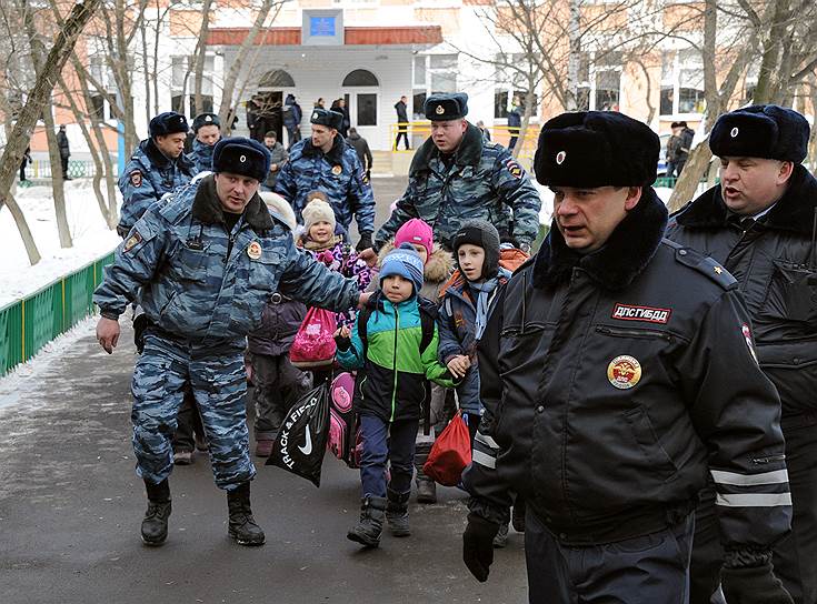 2014 год. Ученик десятого класса московской школы №263 Сергей Гордеев, вооруженный карабином и винтовкой, захватил в заложники своих одноклассников, расстреляв учителя и двоих полицейских