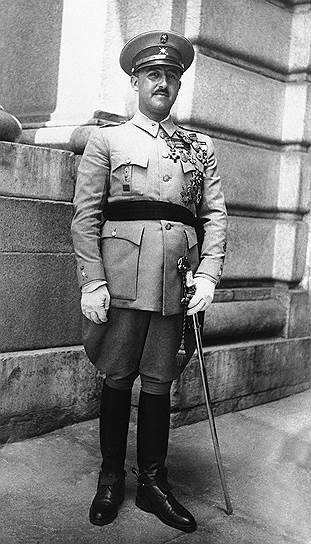 Франсиско Франко родился 4 декабря 1892 года в испанском городе Ферроль в семье потомственных военных. Последовав семейной традиции, в 1910 году окончил Пехотную академию, получив звание лейтенанта