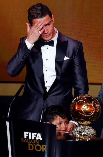 Роналду становился обладателем престижной награды «Золотой мяч» пять раз за свою карьеру, больше «мячей» только у Лионеля Месси (семь)