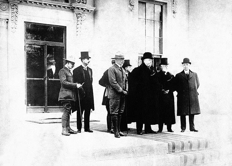 1910 год. В США основана организация бойскаутов (англ. «Boy Scouts of America»)