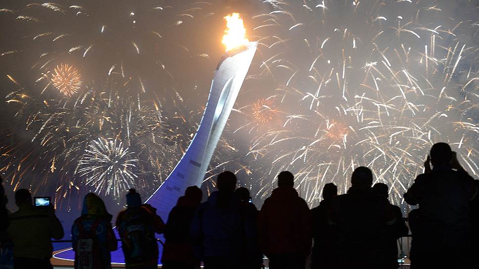 После зажжения олимпийского зрители и участники зимних Игр увидели праздничный салют