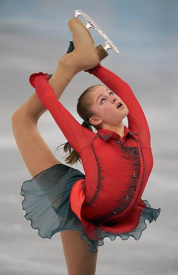 15-летняя Юлия Липницкая стала самой юной олимпийской чемпионкой, досрочно обеспечив сборной России золото в командном турнире по фигурному катанию