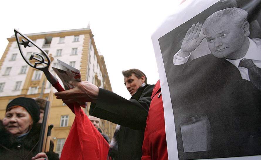 2002 год. В Гааге в Международном трибунале по военным преступлениям в бывшей Югославии началось рассмотрение дела по обвинению бывшего президента Союзной Республики Югославия Слободана Милошевича в военных преступлениях