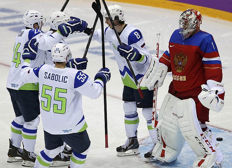 Хоккеисты сборной Словении празднуют заброшенную шайбу в ворота сборной России