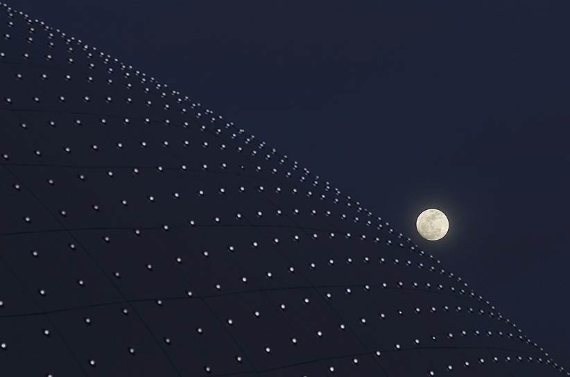 Лунный диск над куполом ледового дворца &quot;Большой&quot; в Сочи