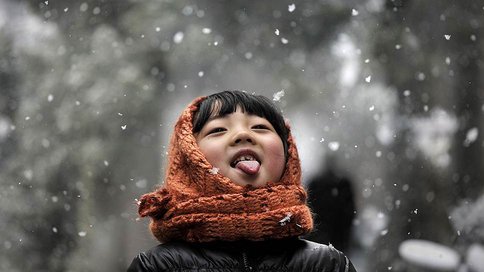 Девочка во время снегопада в городе Хэфэй (провинция Аньхой, Китай)