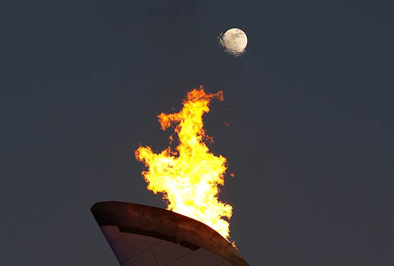 Луна над чашей олимпийского огня в Сочи