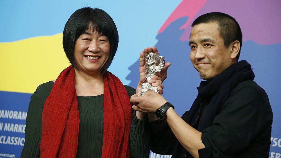 Режиссер Лоу Йе держит «Серебряного медведя» оператора Цзянь Цзэн, который получил награду, работая над картиной «Массаж вслепую», за выдающийся художественный вклад. Оператор не смог приехать на церемонию
 