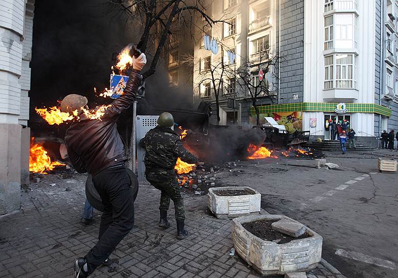 Участники проправительственного митинга, проходящего у стен Верховной рады под эгидой Партии регионов, готовятся противостоять участников акции протеста