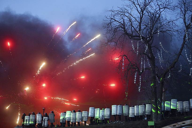 В 01.00 (мск) противостоянии на Майдане наступило некоторое затишье. Стороны столи на своих позициях: протестующие поддерживали огонь костров, которые отделяли их от силовиков, и кидали в милицию камни и петарды, получая в ответ светошумовые гранаты и слезоточивый газ