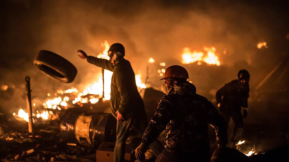 Со сцены митинга в поддержку действующей власти, который проходит в Мариинском парке Киева, объявили о мобилизации