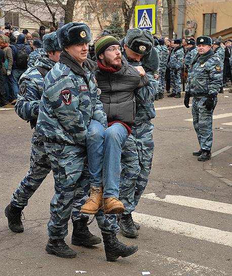 Задержание человека у здания Замоскворецкого суда во время оглашения приговора восьми фигурантам &quot;Болотного дела&quot;