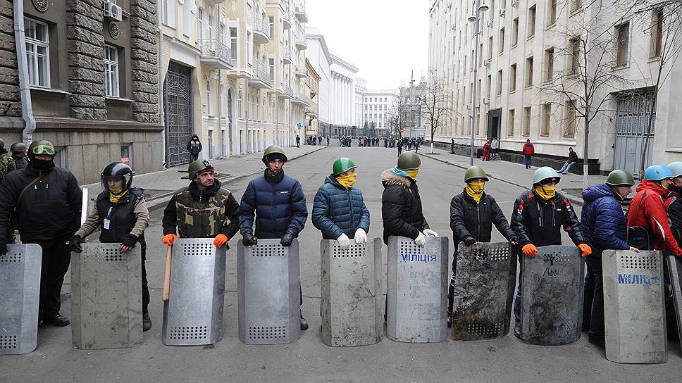 Около здания Рады находятся несколько сотен протестующих