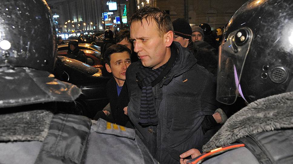 Член бюро движения &quot;Солидарность&quot; Илья Яшин (слева в центре) и оппозиционер Алексей Навальный (справа в центре)