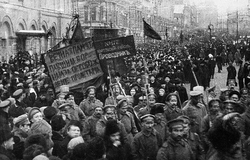 1917 год. В ходе Февральской революции в России на сторону восставших перешли Преображенский, Литовский, Московский, Волынский, Павловский полки и 6-й саперный батальон. Были захвачены многие правительственные учреждения, Арсенал, вокзалы, главпочтамт, телеграф. Госдума была распущена, министры арестованы, избрано Временное правительство