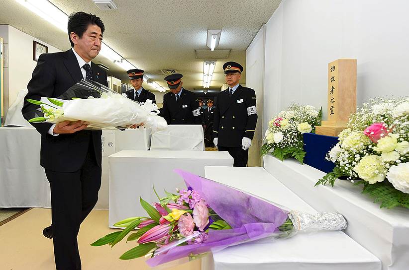 6 июля 2018 года в Японии казнили основателя секты «Аум Синрикё» Сёко Асахару &lt;br>
На фото: премьер-министр Японии Синдзо Абэ на памятных мероприятиях по случаю 20-ой годовщины теракта в токийском метро