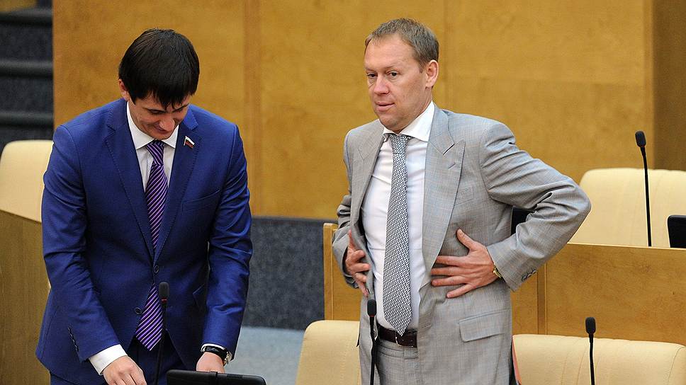 Заместитель председателя комитета Государственной думы по безопасности и противодействию коррупции Андрей Луговой (справа)