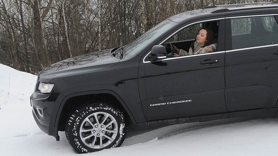 Grand Cherokee как будто бы вкрадчиво шепчет: «Эй, детка, почему мы тащимся как дохлые кони, давай сожжем все мосты…» 