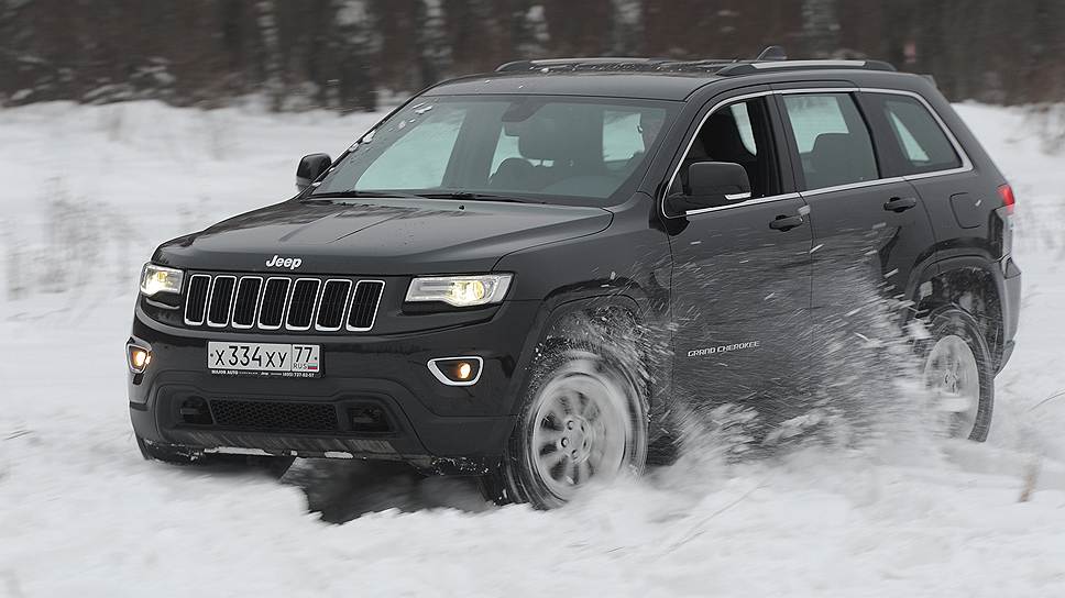 Фирменная система система полного привода  Quadra-Drive позволяет Grand Cherokee держаться уверенно на любом покрытии.  И снежное поле для него не помеха