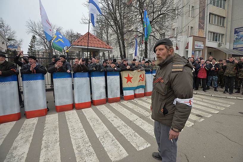 Виктор Янукович: «Я обращаюсь к крымчанам с просьбой не допустить кровопролития и междоусобицы. Как действующий президент Украины хочу заявить, что Крым должен оставаться в составе украинского государства»