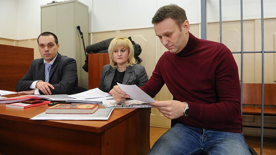 Заседание суда по рассмотрению ходотайства следствия изменить меру пресесчения Алексею Навальному (справа), который проходит обвиняемым по уголовному делу об «Ив Роше», с подписки о невыезде на домашний арест, в Басманном суде