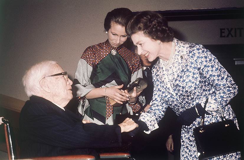 1975 год. Актер Чарли Чаплин произведен британской королевой Елизаветой II в рыцари