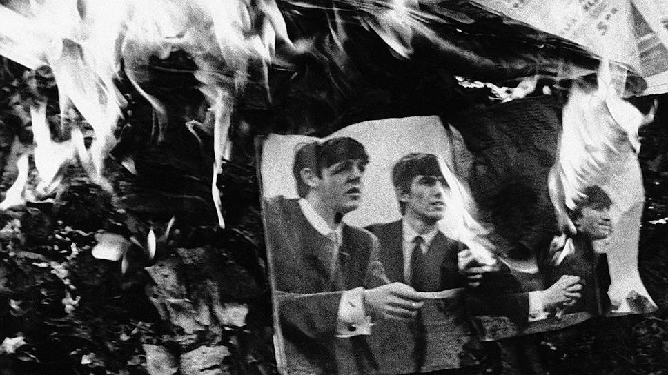 1966 год. Джон Леннон заявил, что The Beatles более популярны, чем Иисус Христос. Жители «библейского пояса» (Юг и Средний Запад США), восприняв это как богохульство, начали жечь пластинки группы
