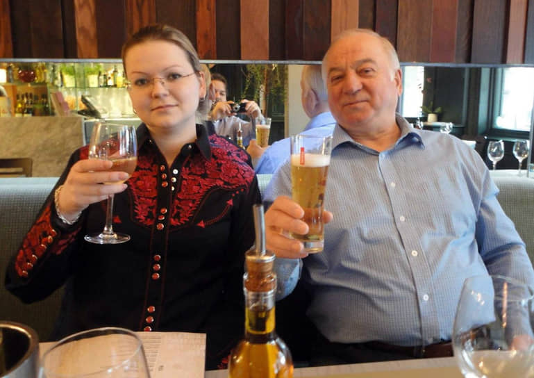 2018 год. В британском городе Солсбери были отравлены работавший на британские спецслужбы бывший сотрудник ГРУ Сергей Скрипаль и его дочь Юлия