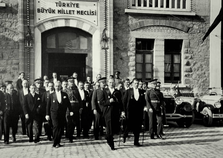 1924 год. Турецкая Национальная ассамблея упразднила Османскую династию, отменила халифат и другие религиозные органы власти, учредила комиссариат по светским учебным заведениям