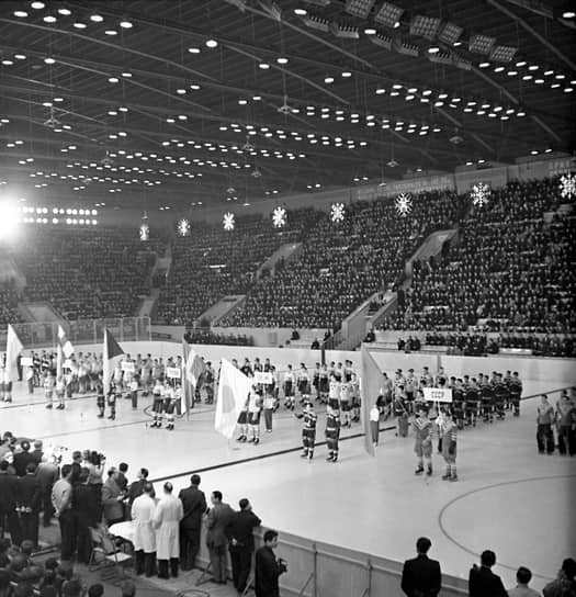 1957 год. Завершился Чемпионат мира по хоккею, первый в СССР и последний на естественном льду. Из-за подавления СССР Венгерского восстания за полгода до этого некоторые зарубежные страны в качестве протеста не поехали на этот чемпионат мира. Отсутствовали сборные США, Канады, Норвегии, Швейцарии и других стран