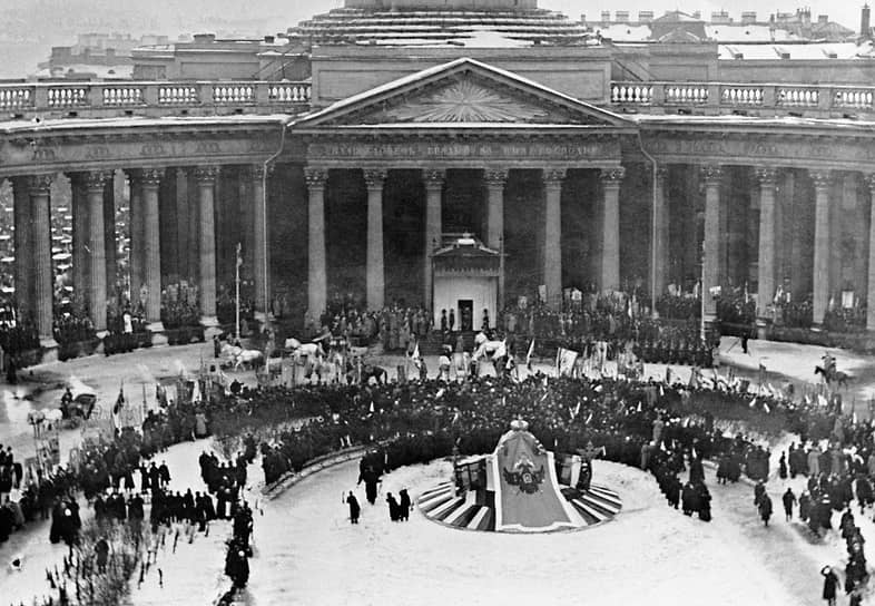 1913 год. В Санкт-Петербурге торжественная литургия в Казанском соборе в честь 300-летия дома Романовых завершилась давкой. В ней погибло 34 человека