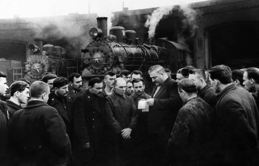 Газета «Московский комсомолец» 8 марта 1953 года: «Имя великого Сталина более четверти века носит московское депо Октябрьской железной дороги. 26 лет назад на собрании рабочих здесь выступал с речью Иосиф Виссарионович Сталин. Начинается траурный митинг... Слово предоставляется машинисту Герою Социалистического Труда В. И. Вышеградцеву. Он говорит: &lt;br> 
— Ушел от нас тот, кто был нашим отцом, учителем и другом, кто вместе с великим Лениным создал нашу могучую партию, наше социалистическое государство, кто указал нам путь к коммунизму. Умер великий Сталин, творец нашего счастья!»