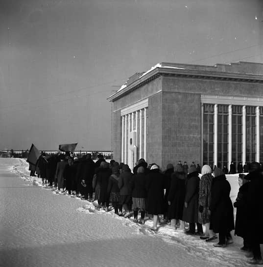 На следующий день после смерти, 6 марта 1953 года, тело Сталина выставили для прощания в Колонном зале Дома Союзов
&lt;br> 
Олег Басилашвили, 1934 г. р., студент студии МХАТ: «Я жил на Покровке и ходил на учебу пешком … Для того, чтобы попасть в студию, в те дни мне нужно было пересечь две очереди, которые сутками шли к Сталину… В результате я влился в очередь и уже совсем скоро оказался в Колонном зале Дома Союзов. Меня поразило, что в зале не было особой траурной атмосферы. Было очень светло, очень пыльно, а вдоль стен стояло громадное количество венков. Сталин лежал в мундире с блестящими пуговицами. Его лицо, которое на фотографиях всегда было таким добрым, показалось мне смертельно злым»